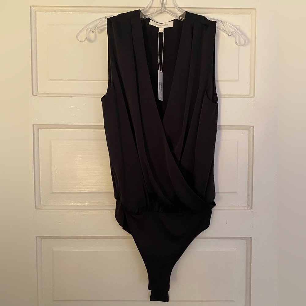 NWT- Favorite Daughter Sleeveless Date Blouse
(Black XS)